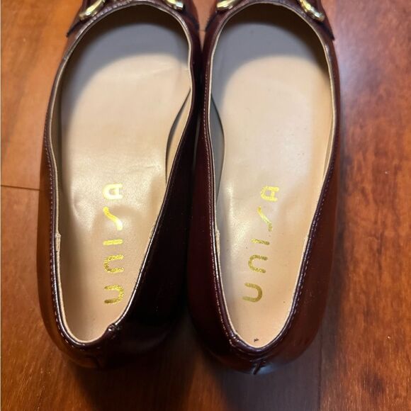 Unisa Women's Deep Red Loafers with Gold Detail Size 8.5 - Picture 3 of 7
